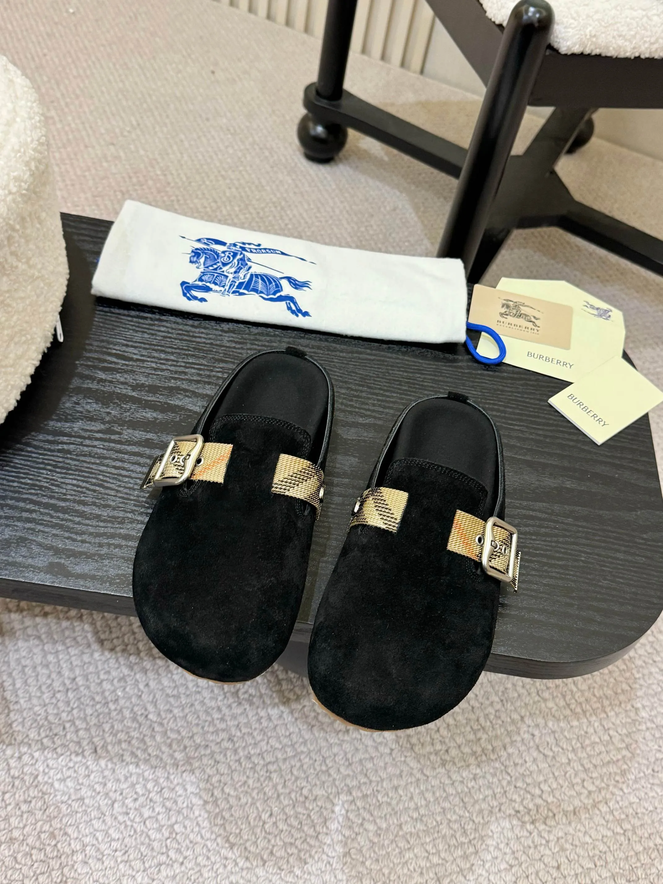 Men's shoes 💰560 Burberry's 2025 popular Birkenstock slippers are released, made of soft suede fabric and refined in Italian workshops. Featuring an embossed plaid pattern and an embossed sole embellished with the archive brand's logo. Features an adjustable B-shaped buckle strap and is embellished with the signature sand-colored Burberry check in jacquard worsted.   ✅Fabric: suede ✅Lining: silk cowhide ✅Outsole: TPU ✅Color: black, brown, pink, apricot, 4 colors available ✅Code number: 35-45 for men and women (35, 45 customized)